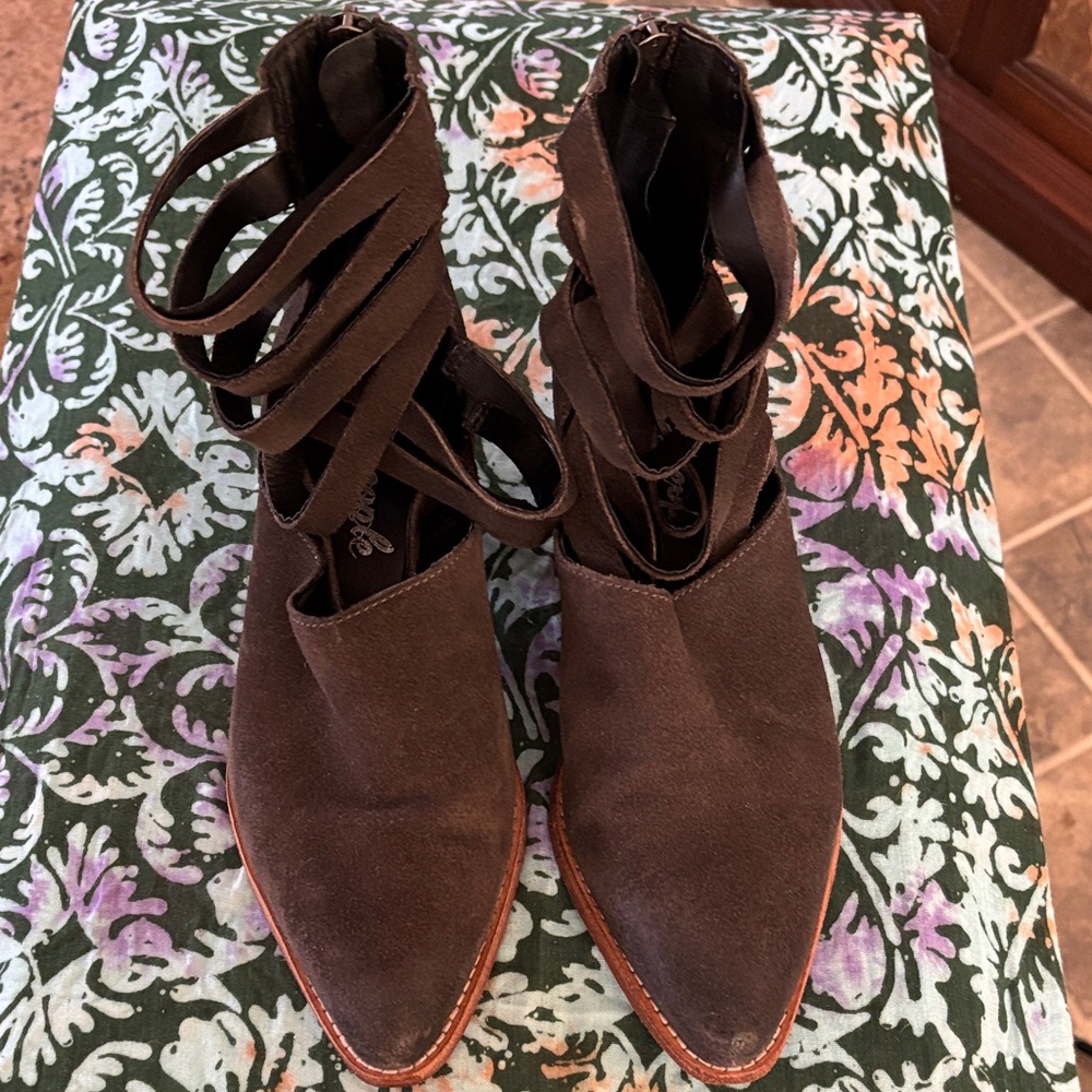 Stylish charcoal Women's booties by Free people us 37
